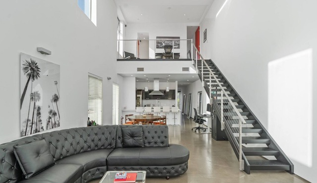 2 bedroom Across From Paramount Studios