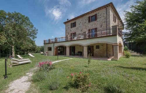 2 Bedroom Amazing Apartment In Avigliano Umbro