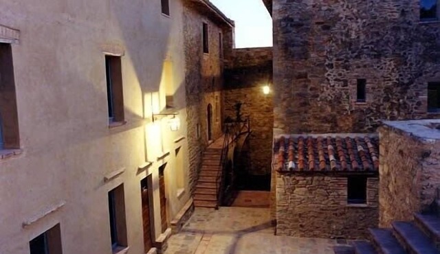 2 bedroom apartment in Umbrian castle in countryside between Perugia and Todi