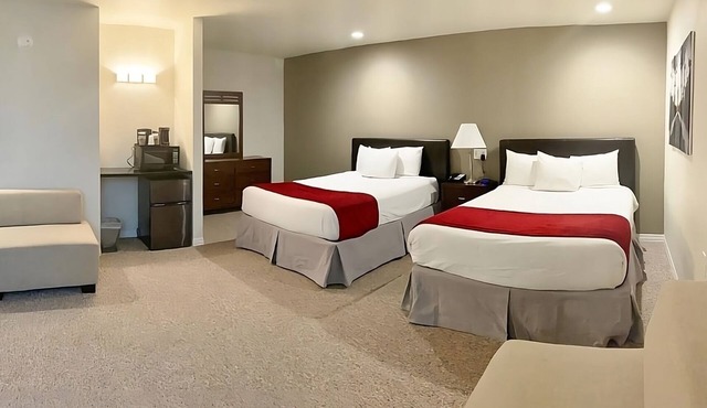 2 Business-ready Deluxe Double Room near Torrance Hubs and Beaches.