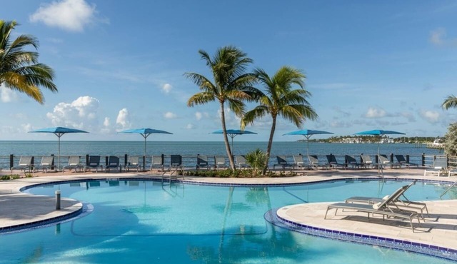 2 Guest Room, 2 Queens, Balcony, Free Parking, 3 Pools & Pet Friendly