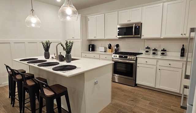 2 Master Suites/Spacious 5-bedroom house with AC, WiFi in enchanting Hanford