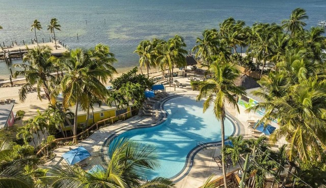 2 Separate Unites w/2 Bedrooms, Kitchenette, Pool, Free Parking & Pool