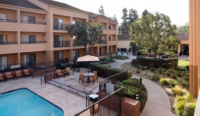 2 Spacious Rooms Near Dignity Health Sports Park – Ideal for Sports Fans