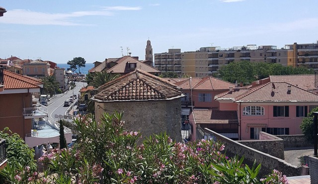 200m from the beach, partial sea view, one bedroom apartment with 4 beds
