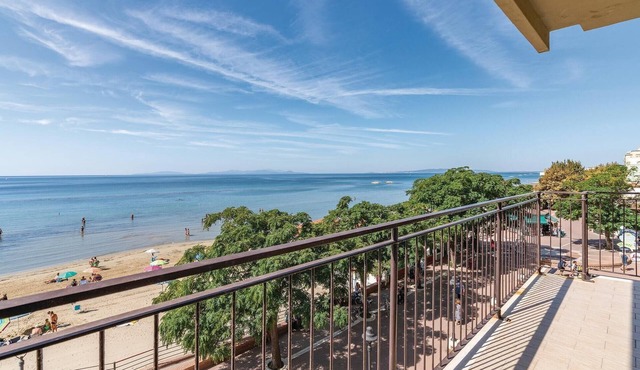 3 bedroom beach front apartment in Follonica (GR)