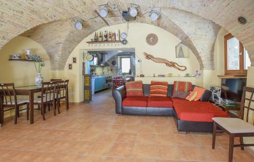 3 Bedroom Gorgeous Apartment In Castilenti