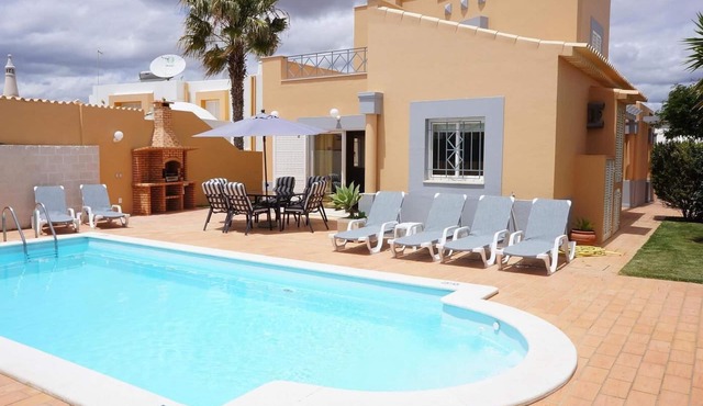 3 bedroom Villa, quiet place very close to taxi stop in Galé , internet free