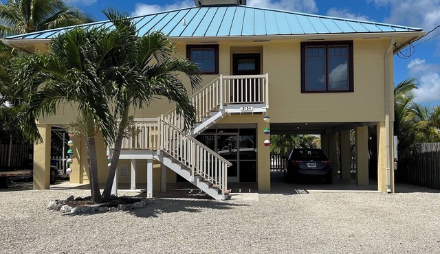 3-bedroom waterfront. Cable-WiFi, AC, Hot tub, Dock. Book for Winter 2026-27 !