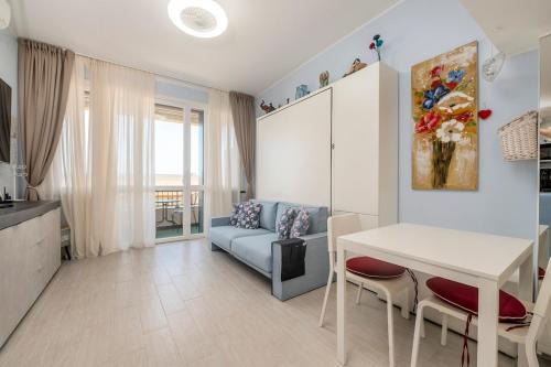 345 - Casa Desy, MONOLOCALE FRONTE MARE, ristrutturato - BOX AUTO PRIVATO, 1 minuto a piedi da spiaggia e mare