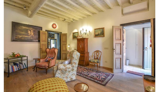 4 Bedroom Beautiful Apartment In Mantova