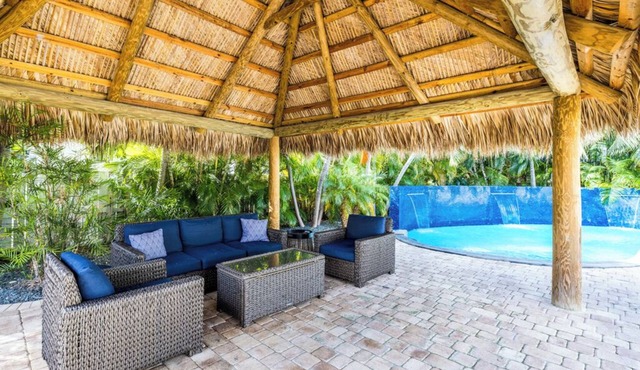 4-bedroom Modern Villa w/Guest House and resort style pool in serene Key West