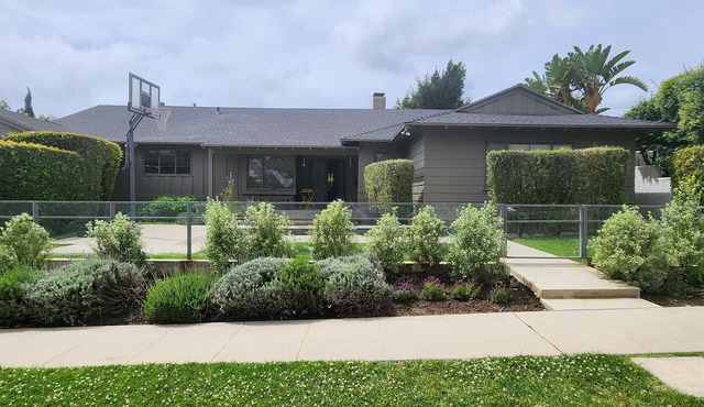 4-bedroom villa in cool Cheviot Hills, Los Angeles with AC, fitness room, WiFi