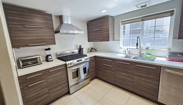 5 Bed 4 bath A+ Spacious Beverly Hills/WeHo Home!