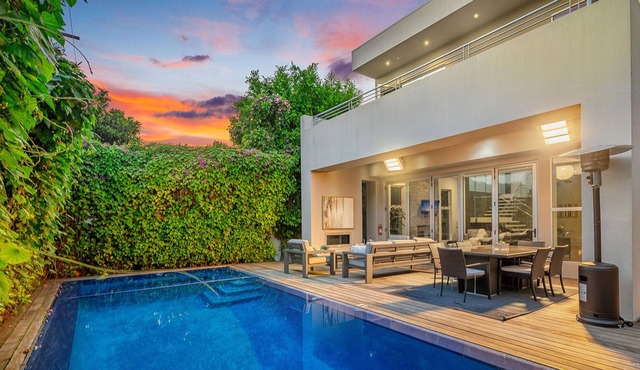 5 Bedroom Villa #D Located in the exciting Grove area of Los Angeles