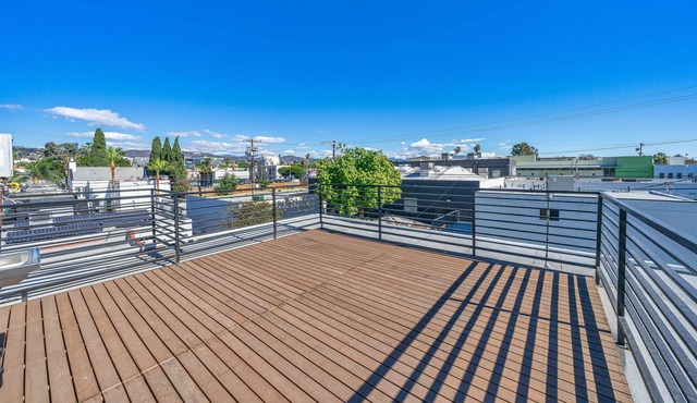 5BR/5.5BA Villa in Los Angeles with parking
