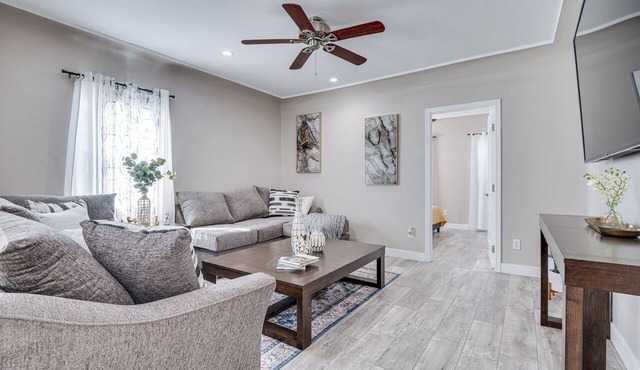 7 Mi to Downtown: East Los Angeles Apartment