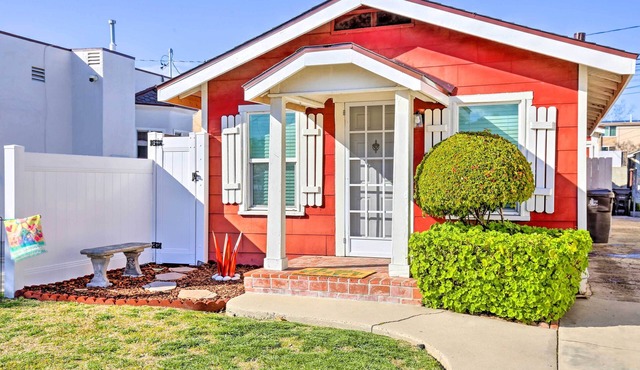 8 Mi to Aquarium: Long Beach Bungalow w/Patio!