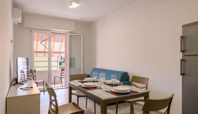 A bright and practical 60 square meters apartment, perfect for two people, located on the second floor of a building with an elevator (NOT accessible to people with disabilities).The property is situated in a quiet area and is ideally located for those w