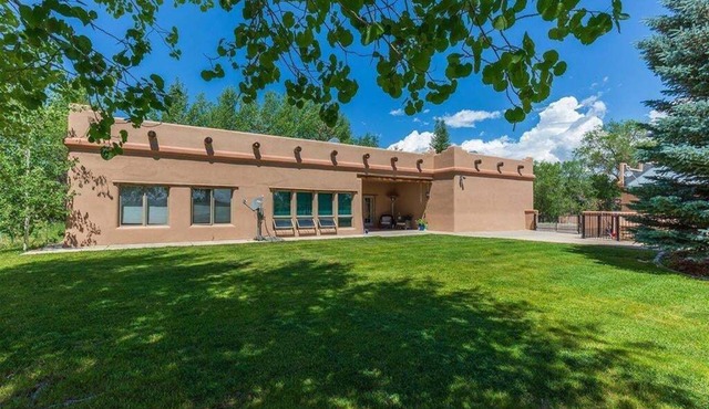 A/C, Pet Friendly, Incredible Yard, Single Level, 10 Mins to Downtown!