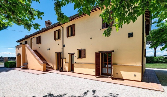 A charming 65 sqm apartment, ideal for four people, located on the first floor of a building without an elevator.The apartment is located in a charming Umbrian-style farmhouse, with ample green space, relaxation areas, and a shared swimming pool. Its loc