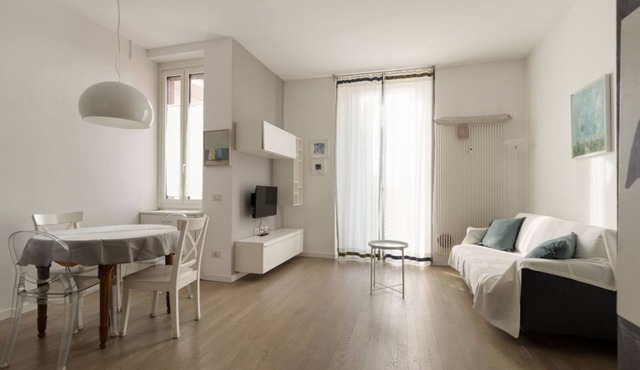 A comfortable 70 square meters apartment, perfect for five people, located on the fifth floor of a building with an elevator (NOT accessible to disabled guests).The property is located near Via Cenisio, a short distance from the Monumental Cemetery: its