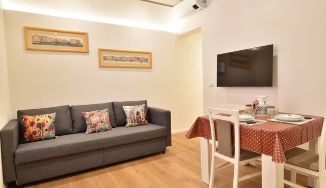 A comfortable and welcoming 39 square meters apartment, perfect for four people, located on the ground floor of a 1960s building.The property is located in Piazza Martinez, in the residential neighborhood of San Fruttuoso. Villa Imperiale is nearby, as a