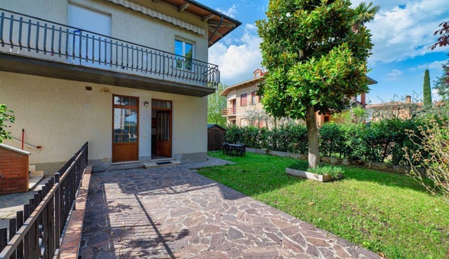 A cozy 45 sqm apartment, accommodating up to three people, located on the ground floor of a detached house (access via two steps).The property is located in Castiglione del Lago, in a residential area just steps from the lakefront and the historic center