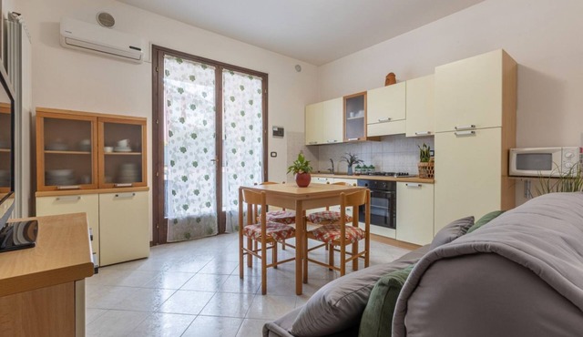 A cozy and comfortable 46 square meters villa, perfect for five people, with a private entrance on the ground floor.The property is conveniently located in Lido delle Nazioni: the beach, restaurants, bars, ice cream parlors, and a supermarket are just a