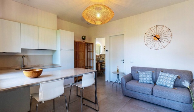 A love nest between sea and marble. Shabby chic atmospheres and the scent of saltiness.
