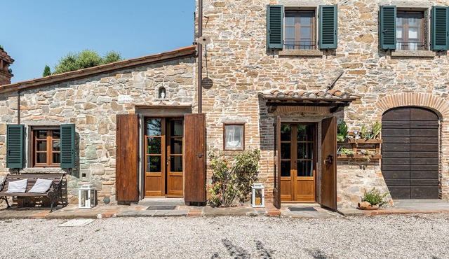 A small cottage in authentic Tuscany. Serves 4