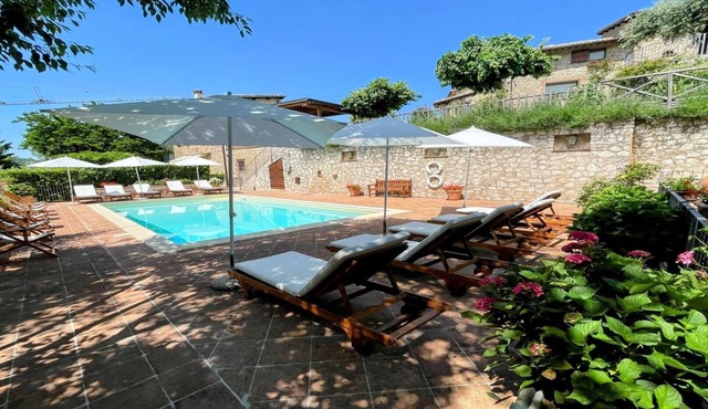 A two floor cottage with 2 patios + patio/garden - sleeps 2/3