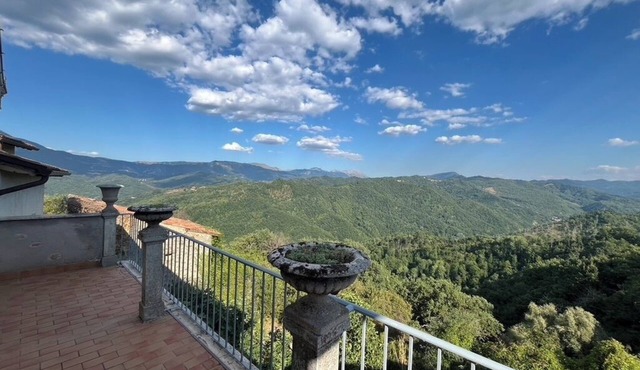 A vacation home for relaxation with panoramic views, or for hiking, nature, and fine dining.