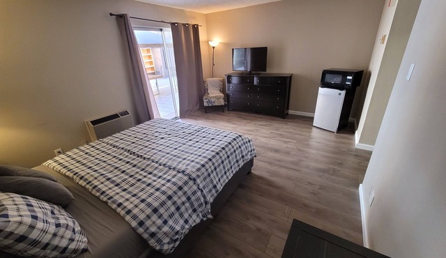 (A17) Lovely Queen Bed Hotel Style