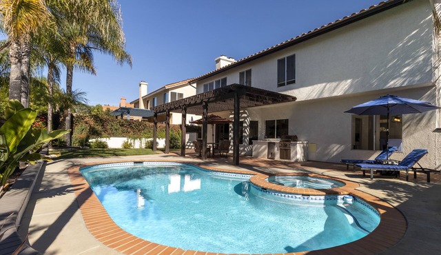 Absolutely Stunning, Newly Renovated/Decorated, Pool/Spa Home! Pet friendly!