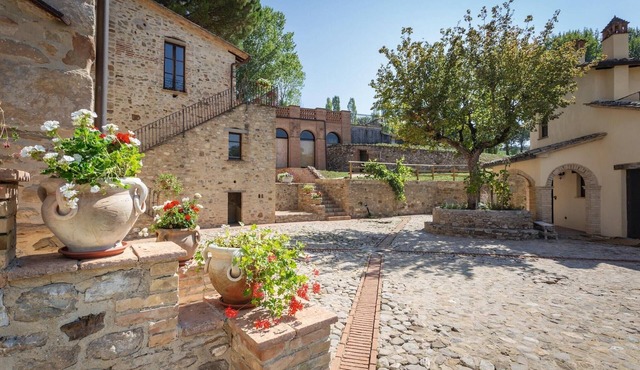 Agriturismo Borgo Pulciano in Montone