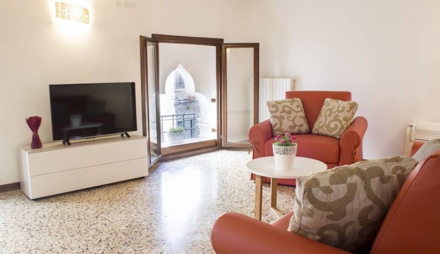 Ai Sansoni – Elegant Venetian Apartment with Canal View