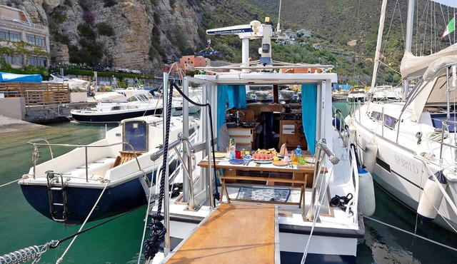 Aloha Jak's Boat with Sea View, Wi-Fi, and Air Conditioning