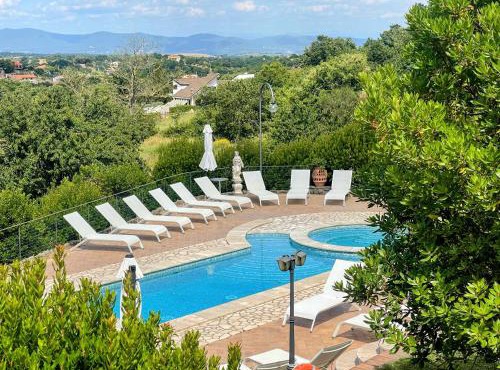 Amazing villa on Umbrian hill overlooking lake - sleeps 24 - Pool and Jacuzzi