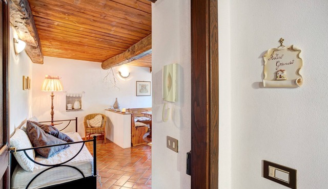 Antico Granaio Apartment with Mountain View, Shared Pool, Garden and Wi-Fi