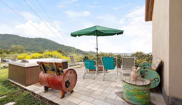 Apartment 'A Fosdinovo' with Mountain View, Wi-Fi and Air Conditioning