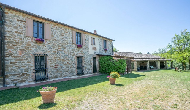 Apartment Il Pero with Terrace, Shared Pool & Wi-Fi