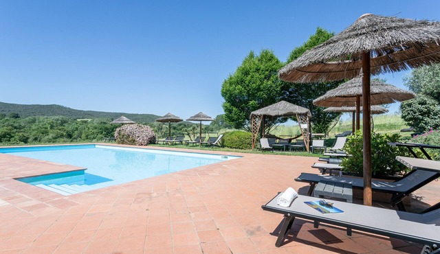 Apartment Il Sorbo with Terrace, Shared Pool & Wi-Fi