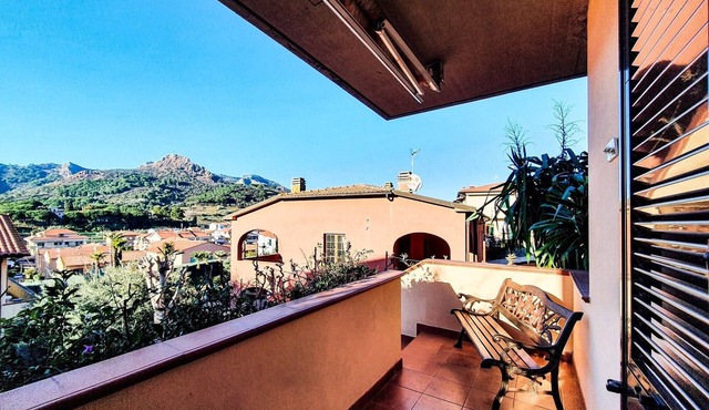 Apartment 'Il Porto' Near the Beach with Balcony, Terrace & Garden