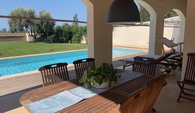 Apartment in villa with sea view, private swimming pool, tennis court, golf.