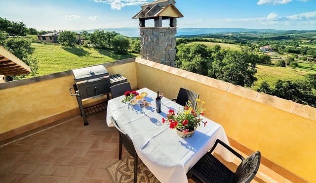 Apartment in villa with a view of Lake Bolsena between Umbria and Tuscany