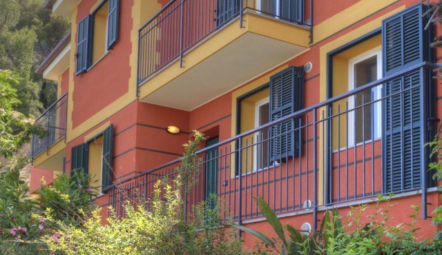 Apartment in villa, sea front, sleeps 6 double services