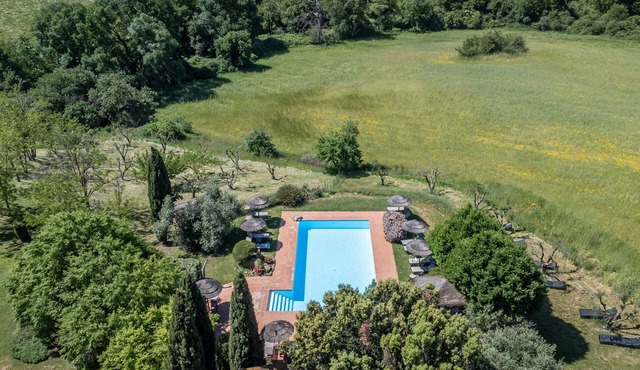 Apartment La Lavanda wit Terrace, Shared Pool & Wi-Fi