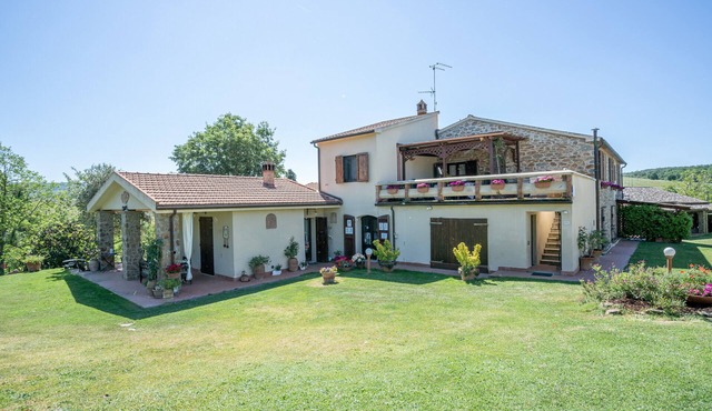 Apartment La Quercia with Mountain View, Terrace, Shared Pool & Wi-Fi