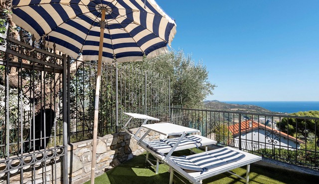 Apartment 'La Quiete Nel Bosco' with Sea View, Private Garden and Wi-Fi